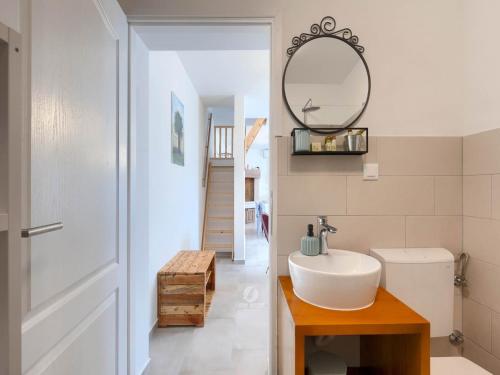 Bilik mandi di Adorable home with private garden and bubble bath