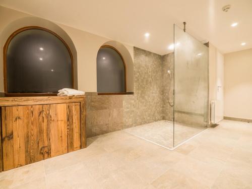 une salle de bain avec une douche avec une porte vitrée dans l'établissement Chalet near Praz sur Arly ski area, à Praz-sur-Arly