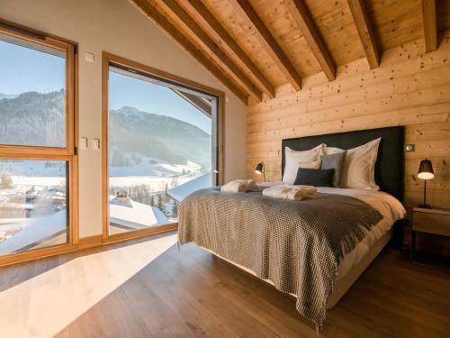 une chambre avec un lit et une grande fenêtre dans l'établissement Chalet near Praz sur Arly ski area, à Praz-sur-Arly