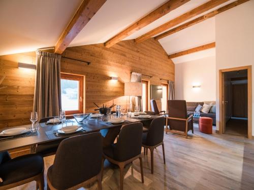 une salle à manger avec une table et des chaises dans l'établissement Wood & Stone Alpine Luxury, à Praz-sur-Arly