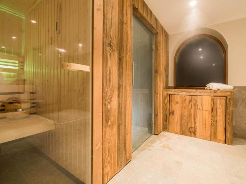 La salle de bains est pourvue d'une douche et d'une télévision. dans l'établissement Wood & Stone Alpine Luxury, à Praz-sur-Arly