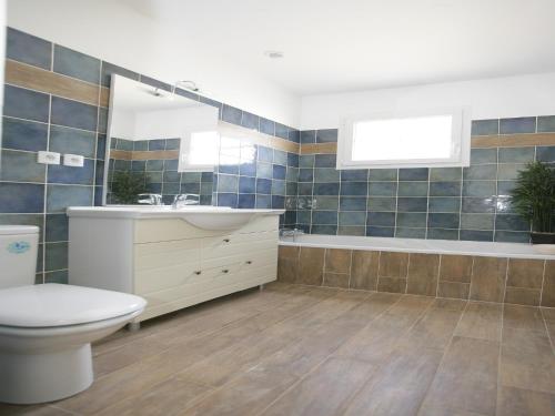 une salle de bain avec toilettes, lavabo et baignoire dans l'établissement Villa in Callian with Private Pool, à Callian