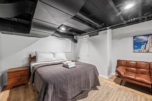 Ένα ή περισσότερα κρεβάτια σε δωμάτιο στο The Walnut Suites - The Onyx Suite
