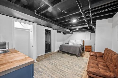 Ένα ή περισσότερα κρεβάτια σε δωμάτιο στο The Walnut Suites - The Onyx Suite