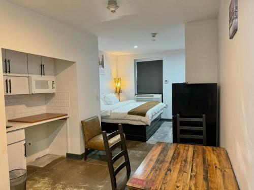 Postel nebo postele na pokoji v ubytování Tribeca Hotel FiDi