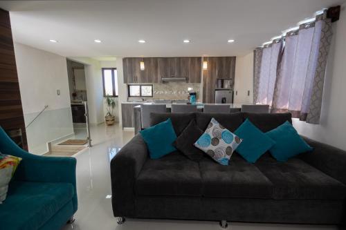 a living room with a couch and a kitchen at El descanso casa-hotel zacatlán. in Zacatlán