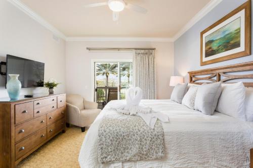 基西米的住宿－Reunion Resort Sunset View Haven，一间卧室配有一张床、梳妆台和电视。