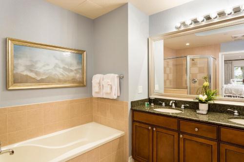 基西米的住宿－Reunion Resort Sunset View Haven，带浴缸和盥洗盆的浴室