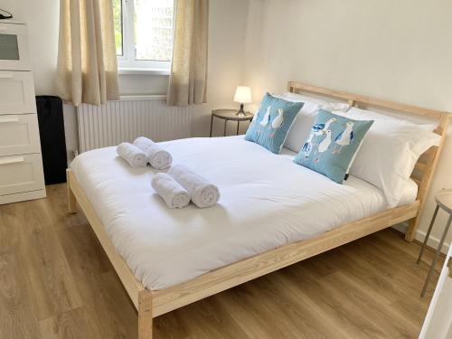 a bedroom with a bed with towels on it at Daisy Cottage in Lymington
