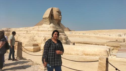 Hamza pyramids View في القاهرة: امرأة تقف أمام هرم