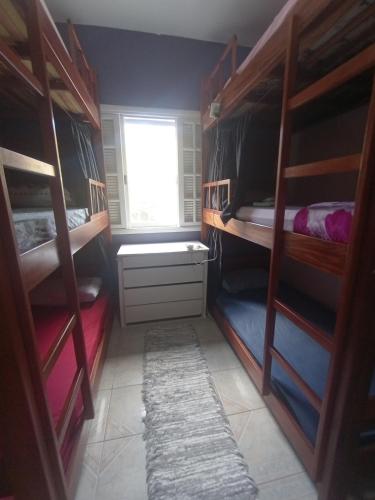 Katil atau katil-katil dalam bilik di Hostel 7 praias
