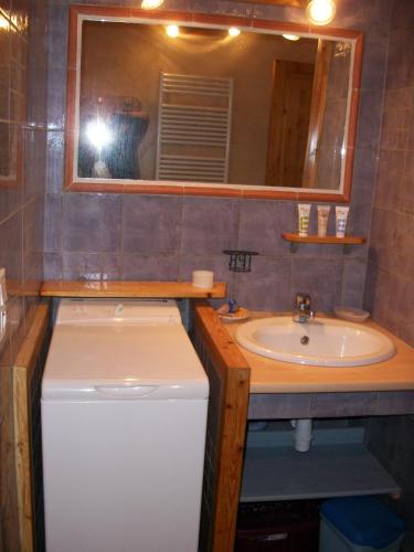 une salle de bain avec un lavabo et un miroir dans l'établissement Mas De Sarjac, à Saint-Andéol-de-Vals