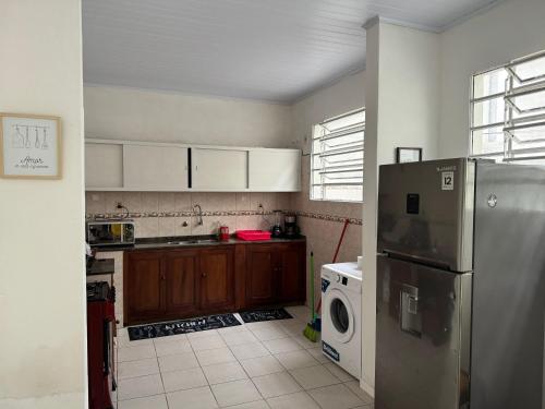 パイサンドゥーにあるResidencia para jóvenes en Paysanduのキッチン(冷蔵庫、洗濯機、乾燥機付)