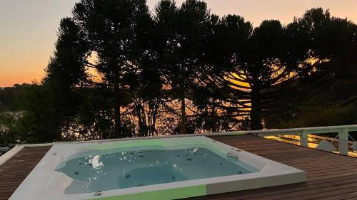 a hot tub on the roof of a house at Paraíso do Salto in Lages
