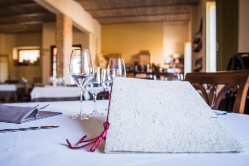 una mesa con copas de vino y una servilleta. en Agriturismo Il Tiro, en Castel del Piano