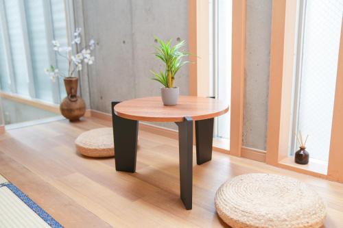 una mesa con una planta en una habitación en Midland Hotel-秋葉原8分4階建て4LDK貸切別荘, en Tokio