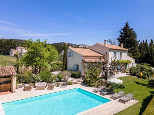 une villa avec piscine et une maison dans l'établissement Charmant Mas à Paradou avec Piscine, Terrasse et Jardin, Près des Alpilles - FR-1-599-35, à Paradou