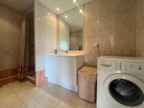 eine Waschmaschine im Bad mit Spiegel in der Unterkunft Appartement 6 pers avec terrasse 80 m², hyper centre, plage à 50m, 296 bd de la plage, Arcachon - FR-1-474-148 in Arcachon