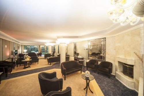 a living room with chairs and a fireplace at Hotel Bisanzio in Ravenna