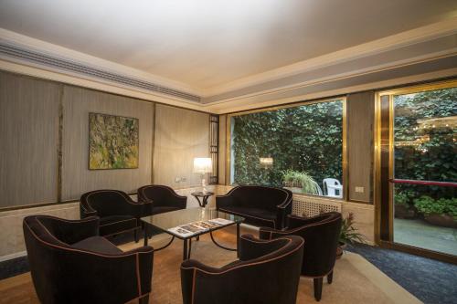 a room with chairs and a table and a window at Hotel Bisanzio in Ravenna