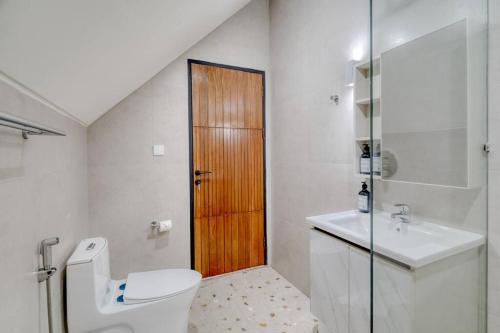Ένα μπάνιο στο Six Stars Townhouse A2 Brand New 2 Bedroom in Canggu