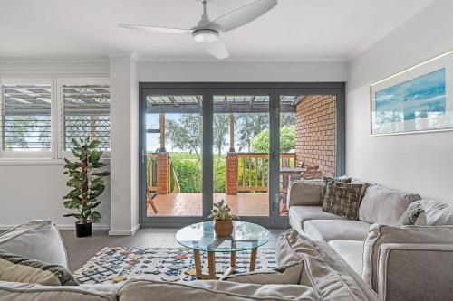 Zona de estar de Pool and Spa on the Lakefront with Suite Studio