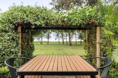 Jardín al aire libre en Pool and Spa on the Lakefront with Suite Studio