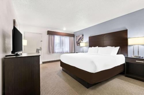 Ένα ή περισσότερα κρεβάτια σε δωμάτιο στο Best Western Downtown Casper Hotel