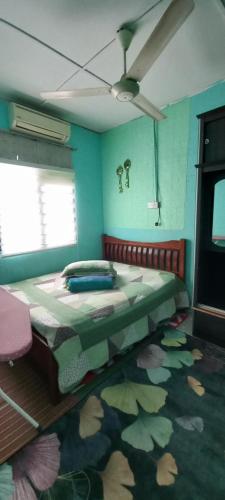 Кровать или кровати в номере Nur's Homestay