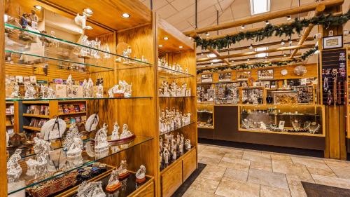 a store filled with lots of glass items on display at Best Western PLUS Ruby's Inn in Bryce Canyon