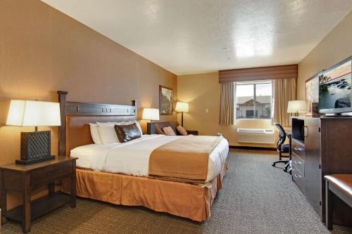 a hotel room with a bed and a television at Best Western PLUS Ruby's Inn in Bryce Canyon