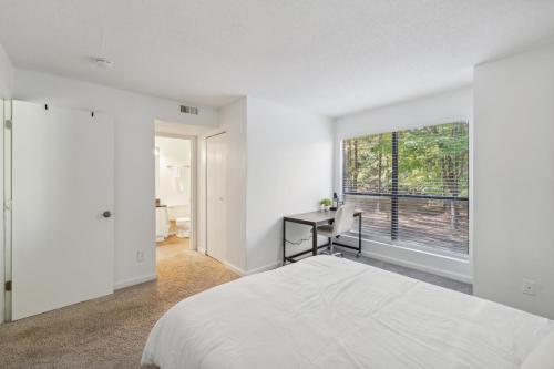 ウィンストン・セーラムにあるNorthcliffe 405 I Fully Furnished 2 Bedroom 2bthのベッドと窓のある白い寝室