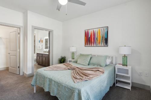 Un dormitorio con una cama y un cuadro en la pared. en Overlook 5001i Luxury Accommodations I Pool, en Knoxville
