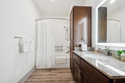 un baño con lavabo y ducha en Overlook 2103 I Luxury Redefined I Free Parking, en Knoxville
