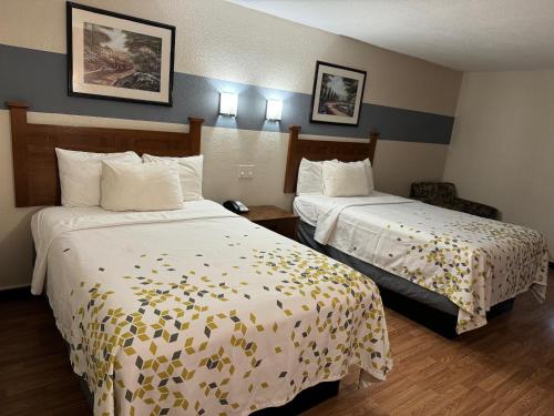 Postel nebo postele na pokoji v ubytování Americas Best Value Inn Marshall