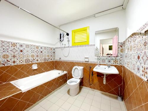e bagno con vasca, servizi igienici e lavandino. di A'FAMOSA Pool Villa by S&T Homez ad Alor Gajah