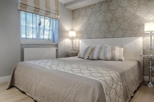 a bedroom with a large bed and two lamps at Seahorse-Ferienwohnung-2 in Westerland (Sylt)