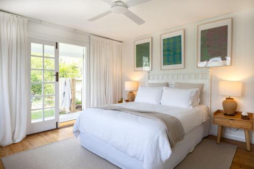 Ένα ή περισσότερα κρεβάτια σε δωμάτιο στο Miramar Beach House
