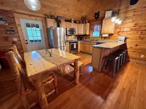Cucina o angolo cottura di Moon Shadow - Beautiful Cabin 1 mile from Parkway