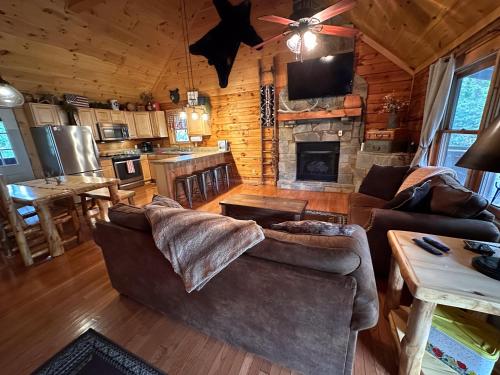 Cucina o angolo cottura di Moon Shadow - Beautiful Cabin 1 mile from Parkway