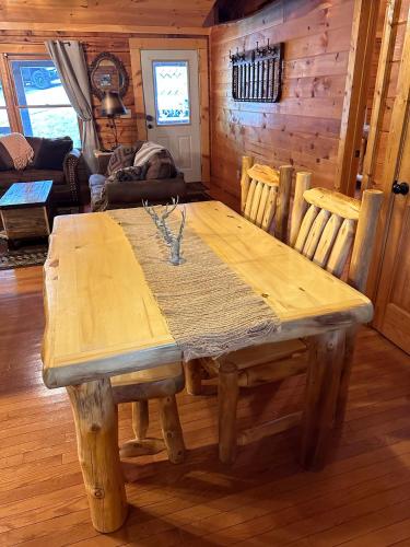 Area soggiorno di Moon Shadow - Beautiful Cabin 1 mile from Parkway