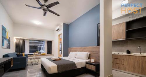Una habitación de hotel con una cama y una cocina. en Imperio Residence Seafront by Perfect Host, en Melaka