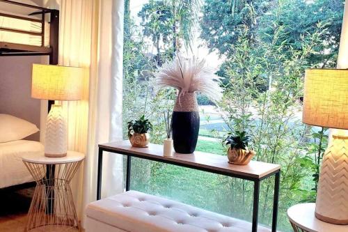 Ein Garten an der Unterkunft Stylish Ranch with Gorgeous Swimming Pool & Piano
