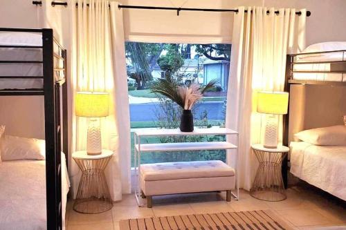 Ein Bett oder Betten in einem Zimmer der Unterkunft Stylish Ranch with Gorgeous Swimming Pool & Piano