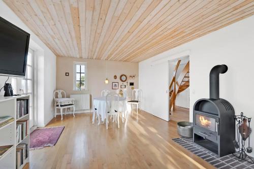 Galeriebild der Unterkunft Awesome Home In Ebeltoft With 2 Bedrooms And Internet in Knebel