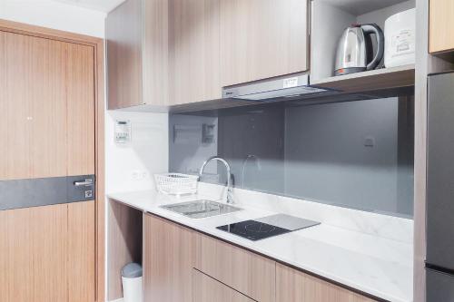 Dapur atau dapur kecil di Good and Restful 1BR at The Smith Alam Sutera Apartment By Travelio