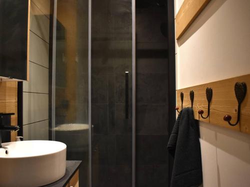une salle de bain avec douche et lavabo dans l'établissement Charmant T2 cabine style chalet, près du centre et télécabines, parfait pour les vacances - FR-1-580-123, à Font-Romeu-Odeillo-Via