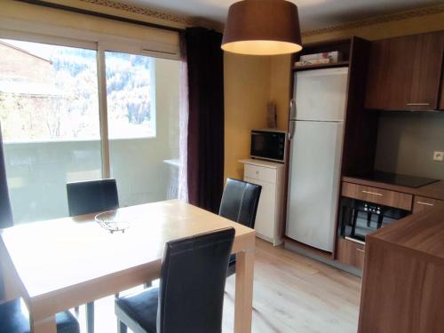 une cuisine avec une table, des chaises et un réfrigérateur dans l'établissement Charmant 3 pièces près pistes, parking, Isola 2000 - FR-1-292-216, à Isola