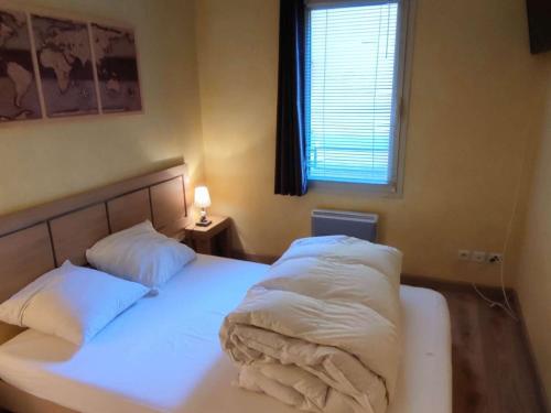 a bedroom with two beds with white sheets and a window at Charmant 3 pièces près pistes, parking, Isola 2000 - FR-1-292-216 in Isola