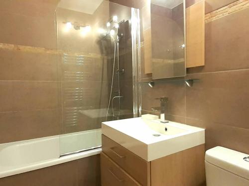 une salle de bain avec un lavabo, une douche et des toilettes dans l'établissement Charmant 3 pièces à Plagne Centre, 6 pers, proche centre et pistes - FR-1-351-226, à La Plagne Tarentaise